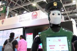 İlk robot polis göreve hazır
