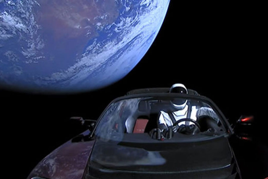 Elon Musk'ın roketi spor arabalı test uçuşunda başarıyla kalktı