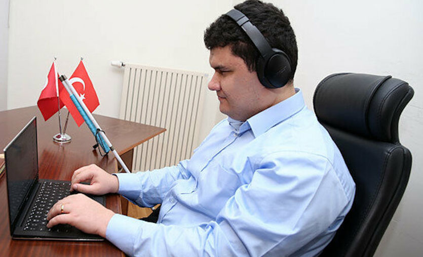 Görme engelli Türk mühendis Facebook'ta işe başladı