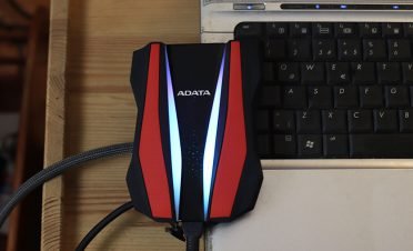 Şık tasarımıyla dikkat çeken, suya ve darbeye dayanıklı taşınabilir disk ADATA HD770G’yi inceledik
