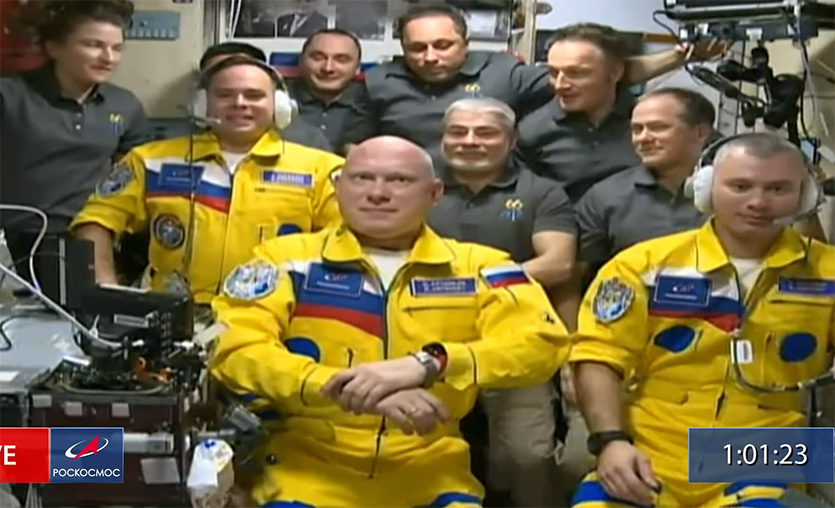 Ukrayna'ya destek için sarı üniforma giyen Rus kozmonotları